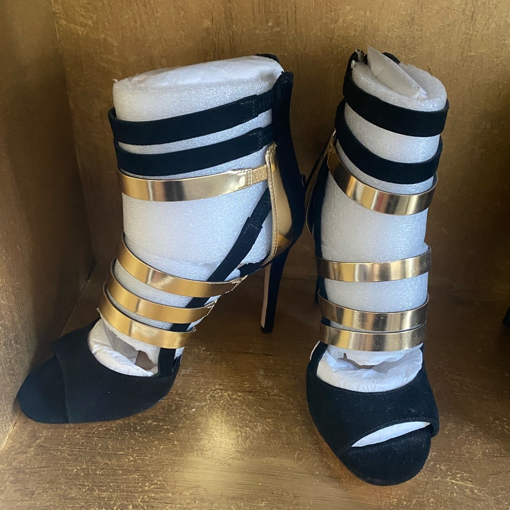 NEW Via Spira Tavi Strappy Peep Toe Pump - Size 7